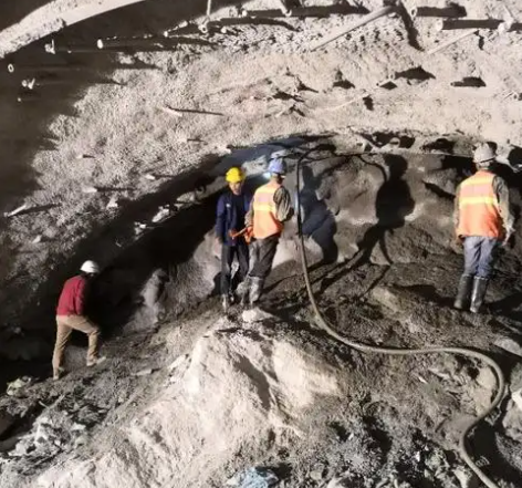 罗源隧道拱顶带模注浆料，微膨胀注浆料的特点及施工工艺